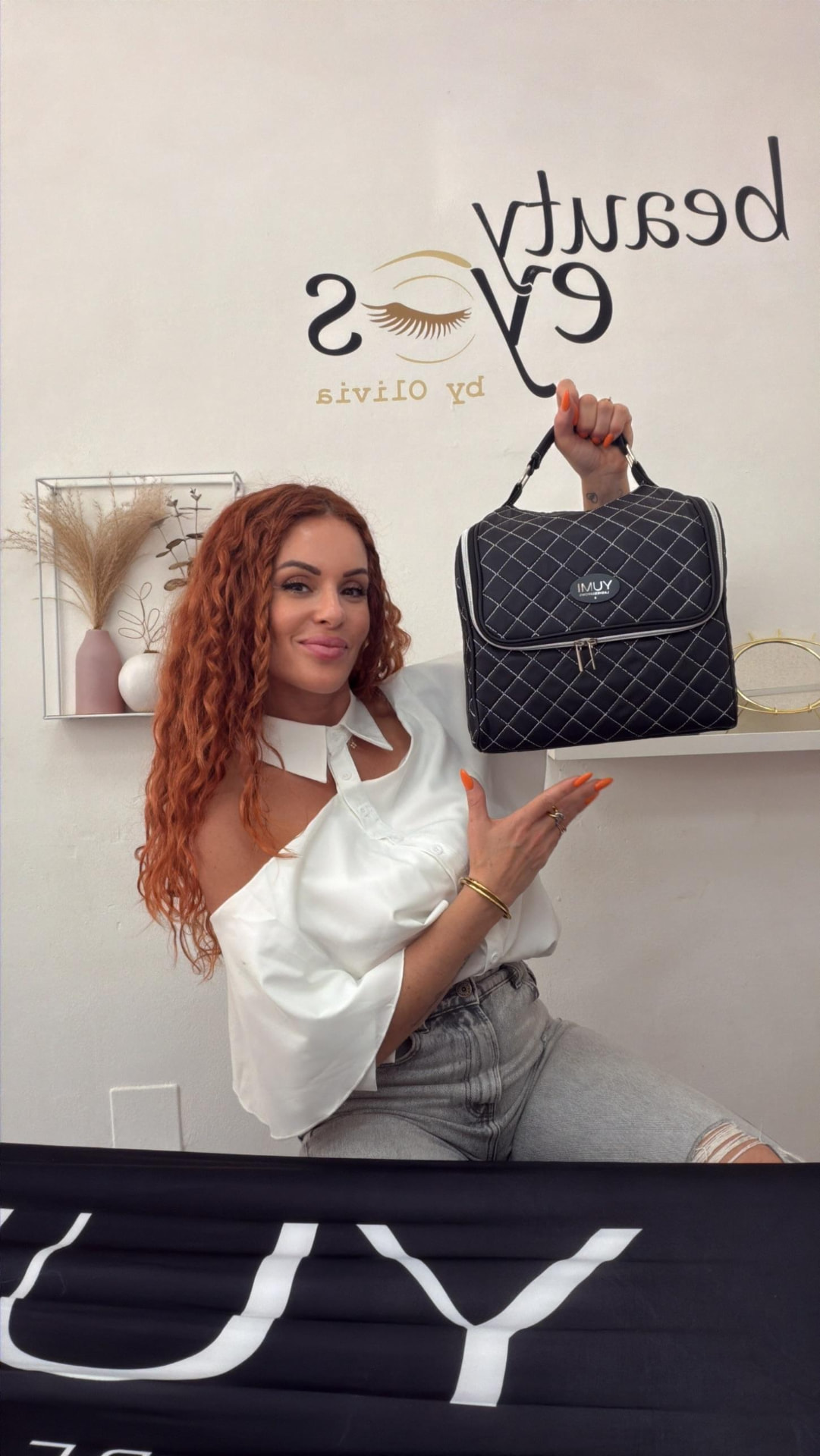 Olivia, Master Trainer Yumi Beauty España, con el kit profesional Yumi